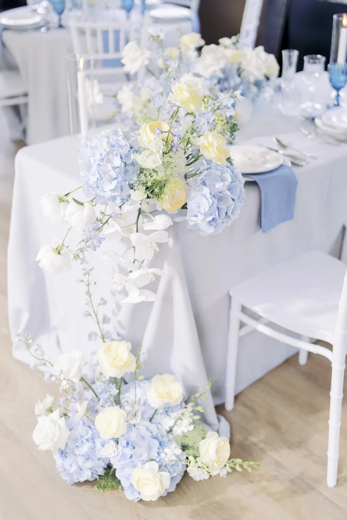 Composition florale blanche et bleue pour un mariage dans le Beaujolais