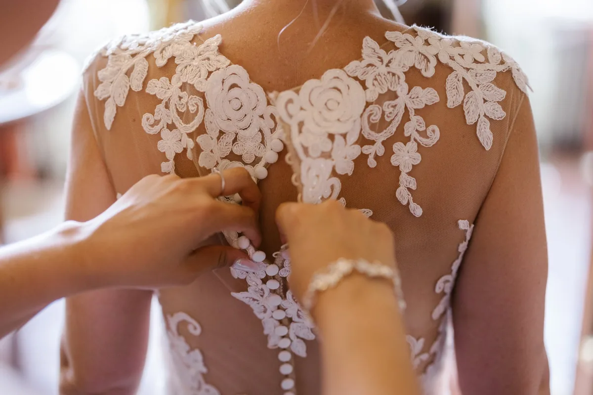 Détail de dentelle de la robe de mariée de Nadège Pinvin