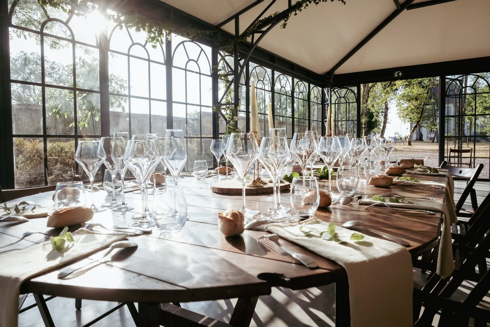 Tables dressées sous la verrière du Domaine de Mont