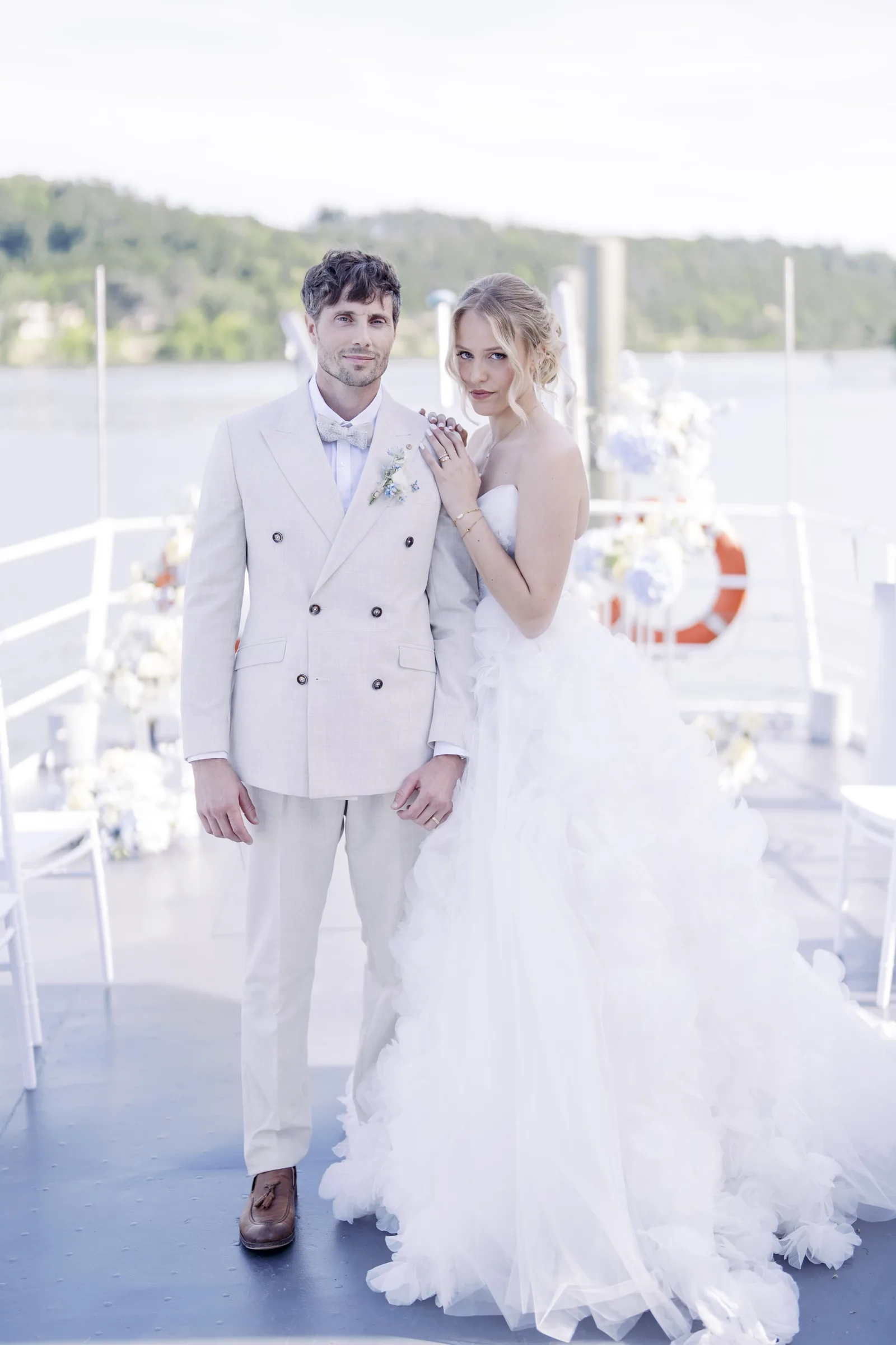 Couple de mariés à bord du bateau Evana, shooting Romance fluviale