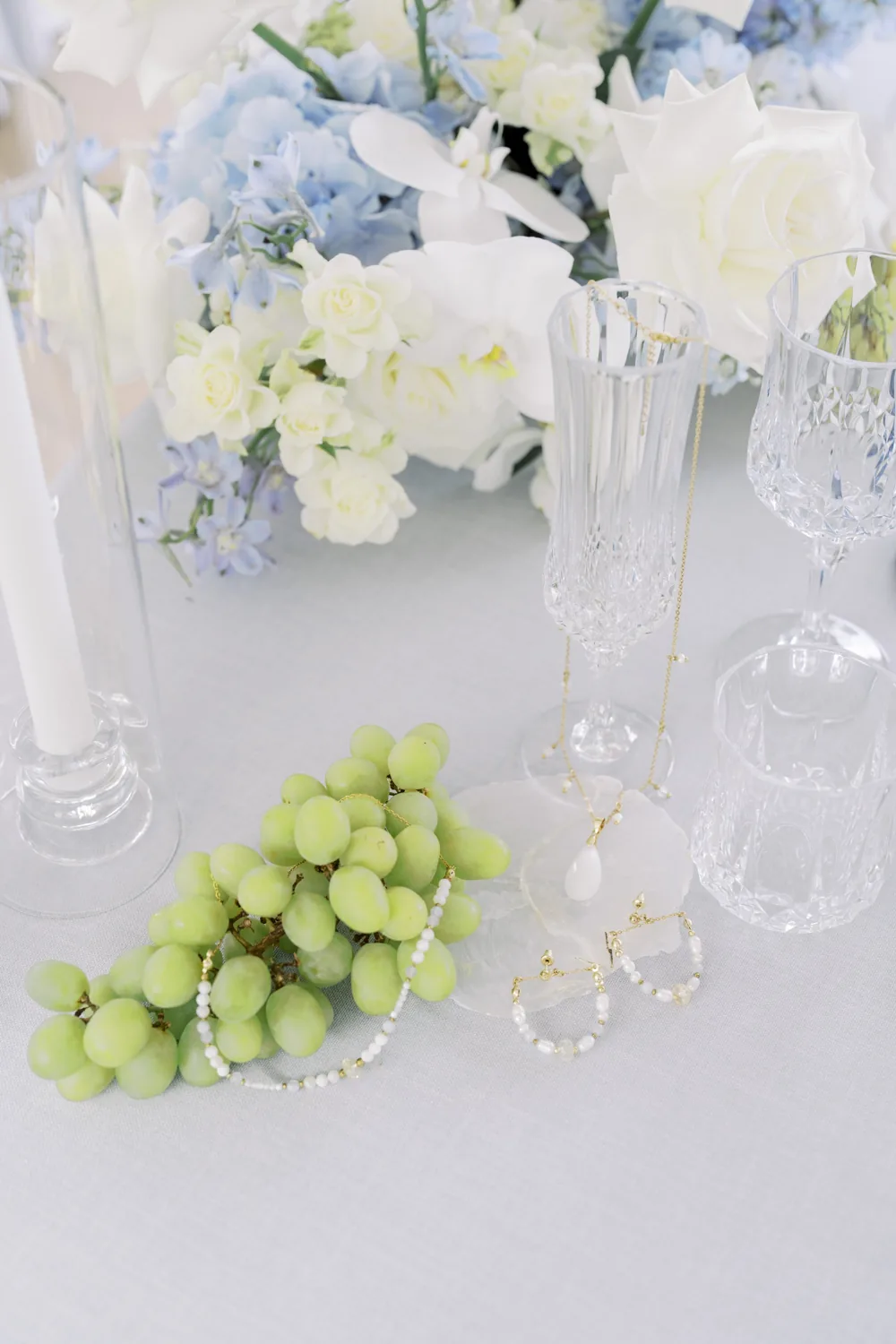 Table de mariage dressée avec raisin et verres en cristal