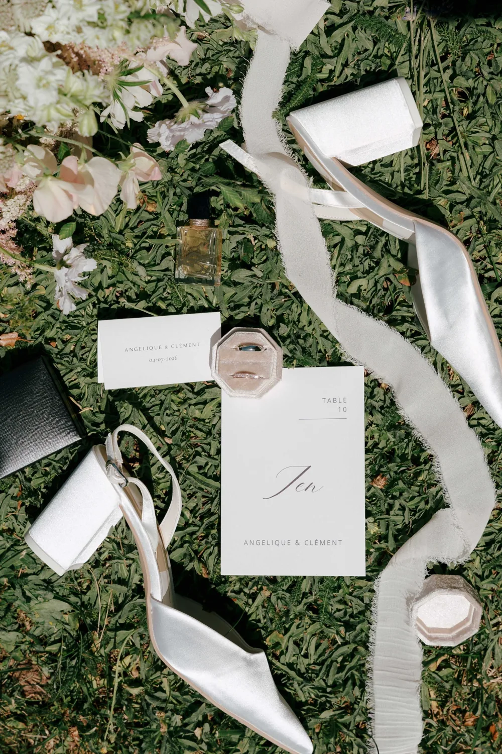 Faire-part, alliances et souliers de la mariée, détails de mariage