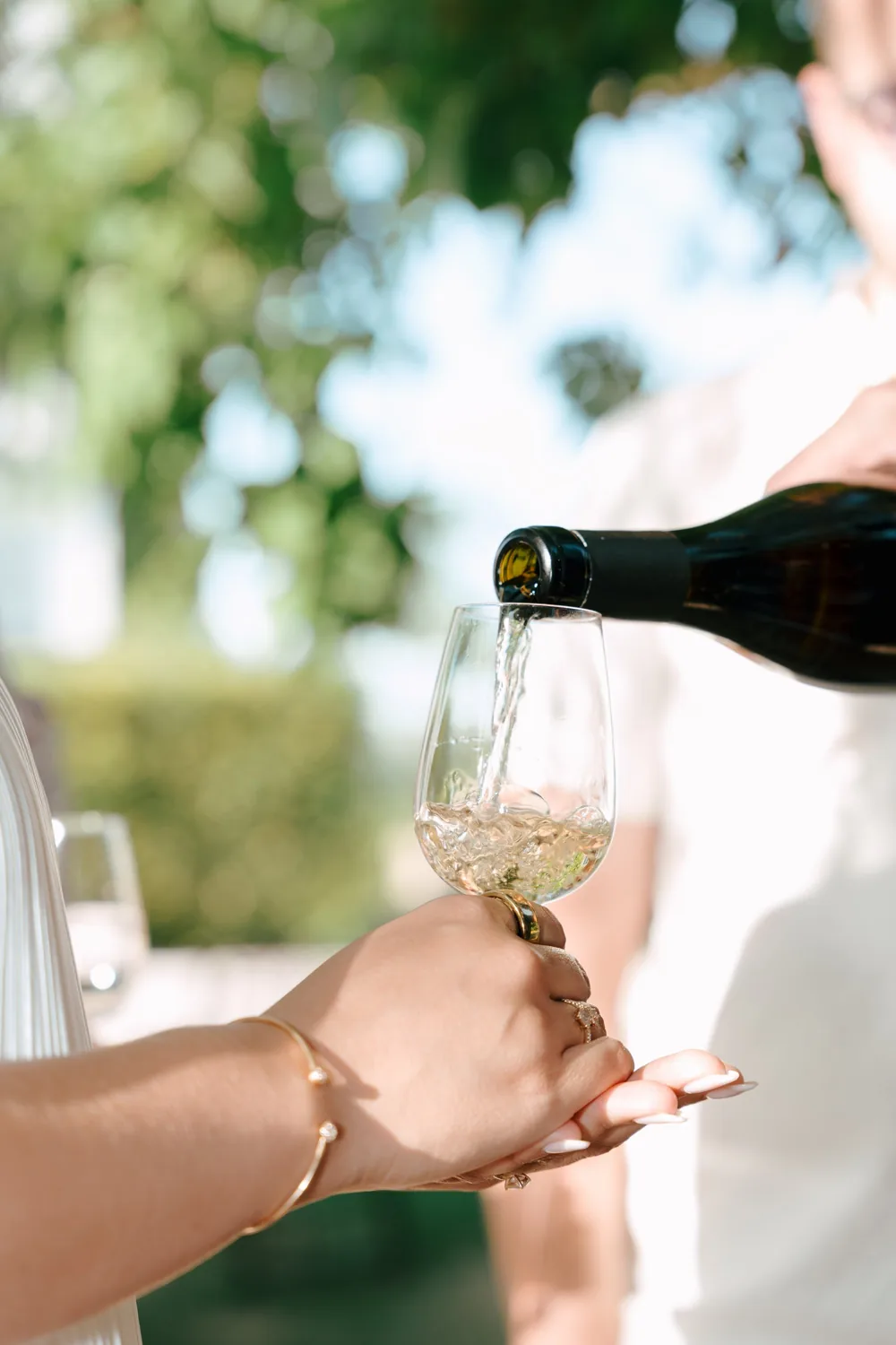 Vin du Beaujolais servi aux invités d'un mariage