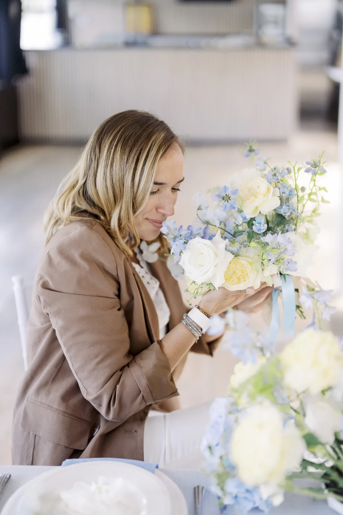 Fleurs de Lion Événements, designer florale, compose un bouquet de mariage